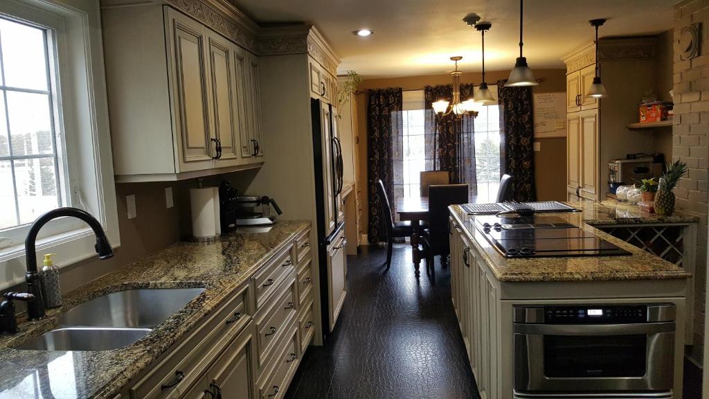 Una cocina o zona de cocina en The Lookout Inn