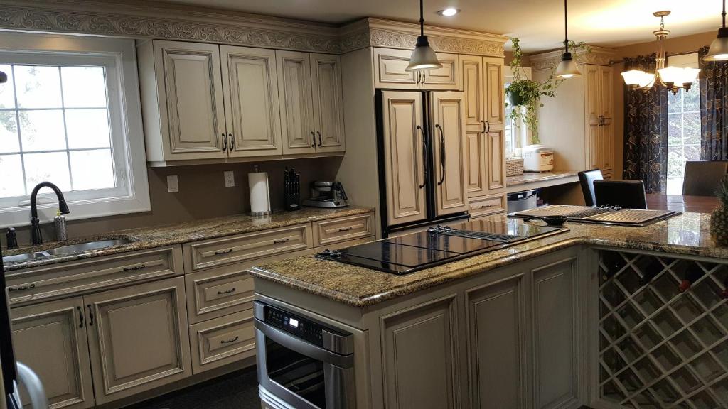 Una cocina o zona de cocina en The Lookout Inn
