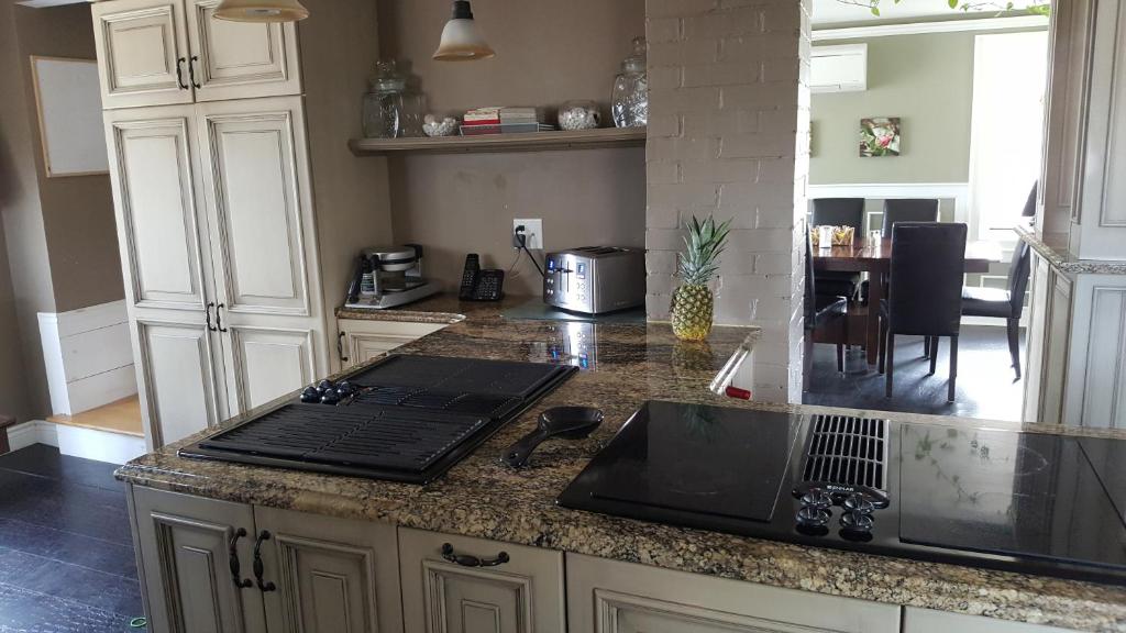 Una cocina o zona de cocina en The Lookout Inn