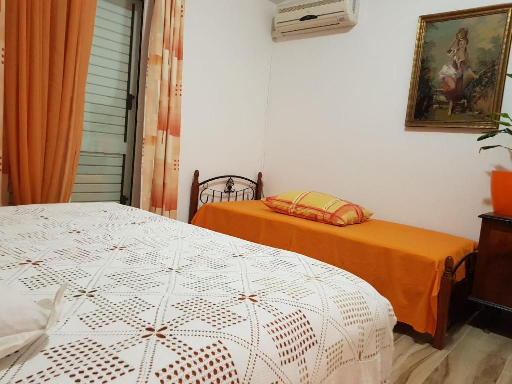 Postel nebo postele na pokoji v ubytování Apartments Pomalo