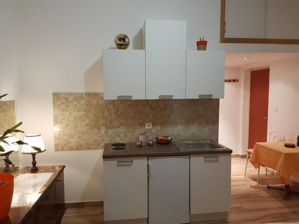Kuchyň nebo kuchyňský kout v ubytování Apartments Pomalo