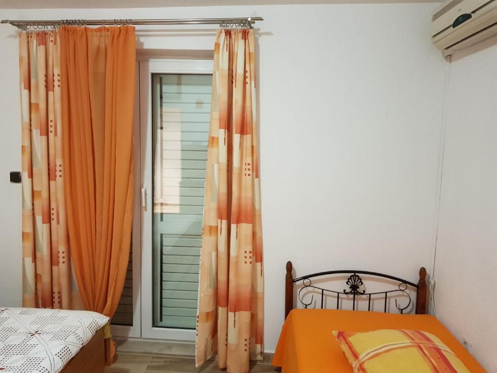 Postel nebo postele na pokoji v ubytování Apartments Pomalo
