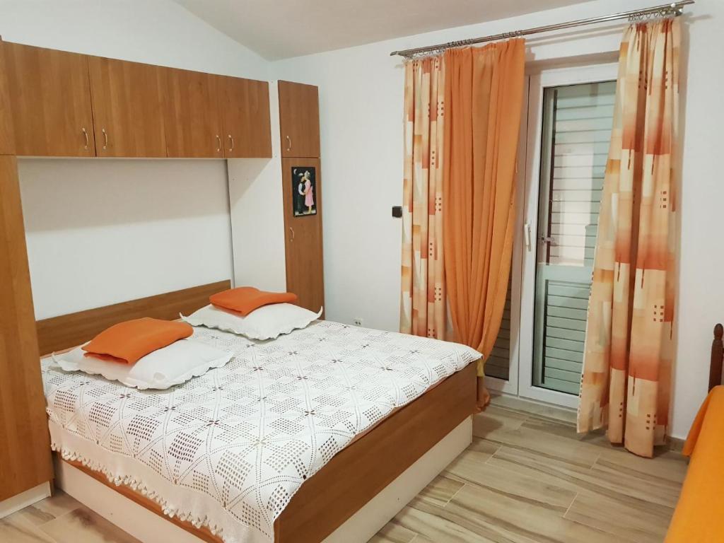 Postel nebo postele na pokoji v ubytování Apartments Pomalo