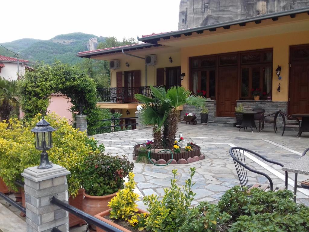 un patio de una casa con mesa y sillas en Guesthouse Papastathis, en Kalambaka