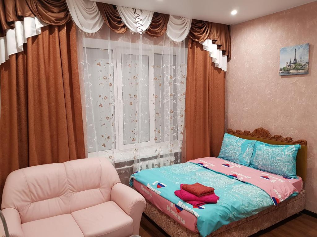 モスクワにあるApartment on Malaya Tul'skayaのベッドルーム1室(ベッド1台、椅子、窓付)