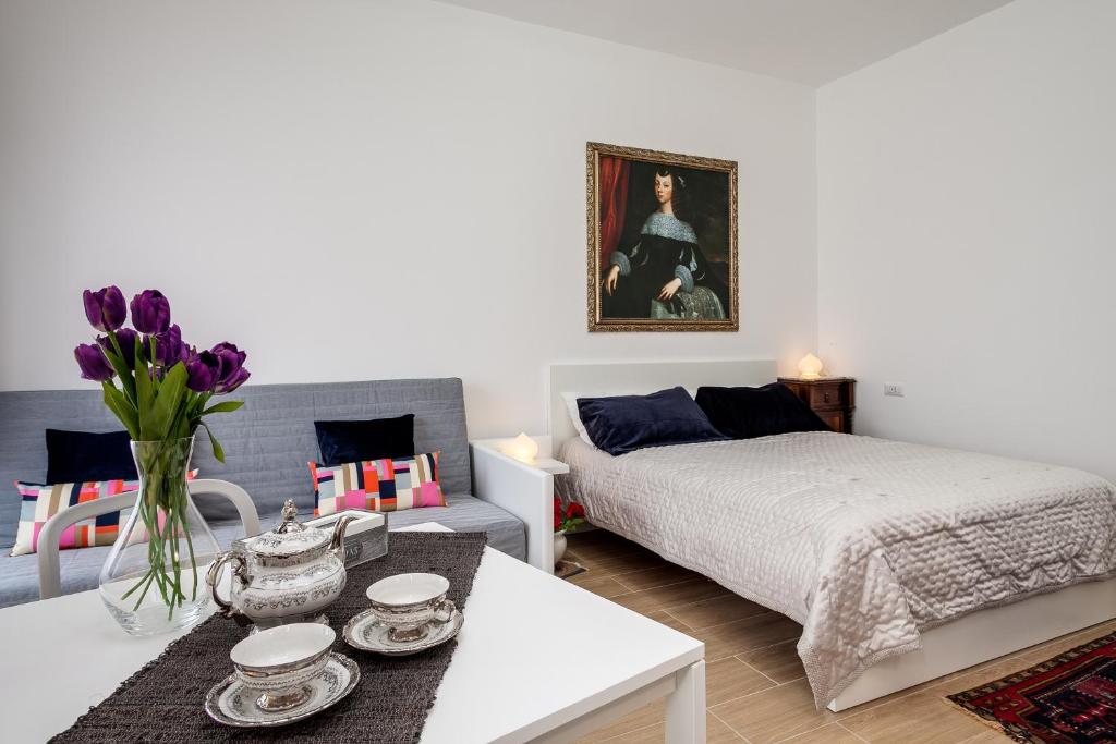 A bed or beds in a room at Dreamsrome Lux