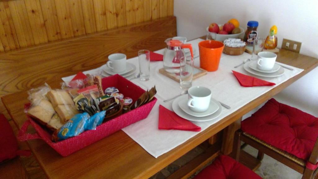 Příslušenství pro přípravu čaje a kávy v ubytování B&B Magenta