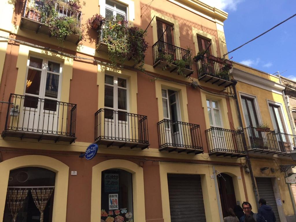 un edificio con balcones en un lateral en AL183, en Cagliari