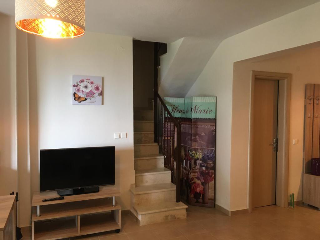 Televízia a/alebo spoločenská miestnosť v ubytovaní Villa Adria