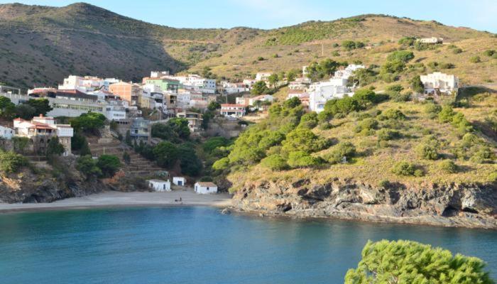 eine Stadt auf einem Hügel neben einem Wasserkörper in der Unterkunft Villa Bella Portbou in Portbou