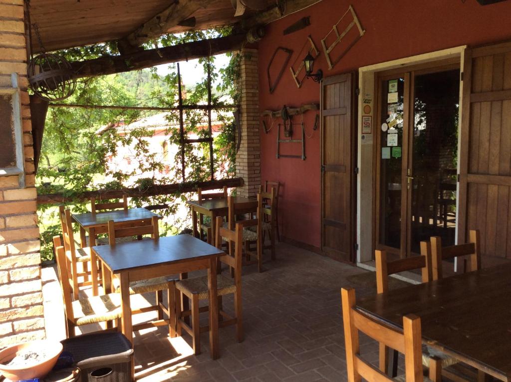 A restaurant or other place to eat at Agriturismo Castro