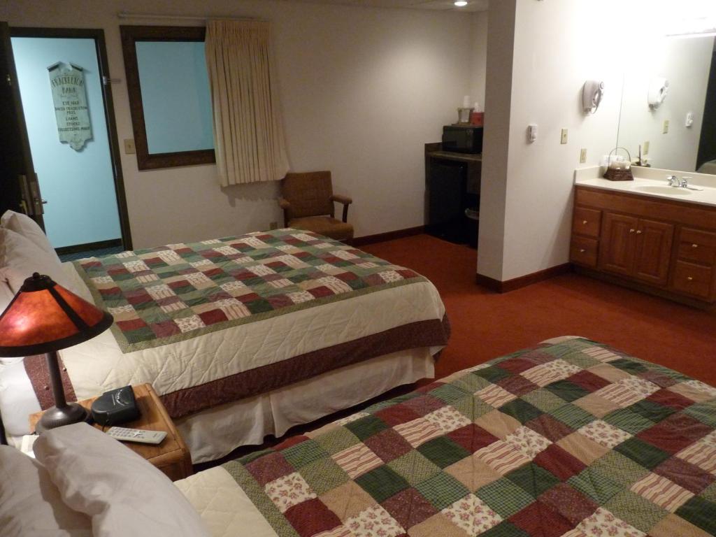 RiverBank Lodge - Standard Double Queen Room