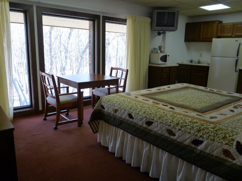 RiverBank Lodge - King Studio