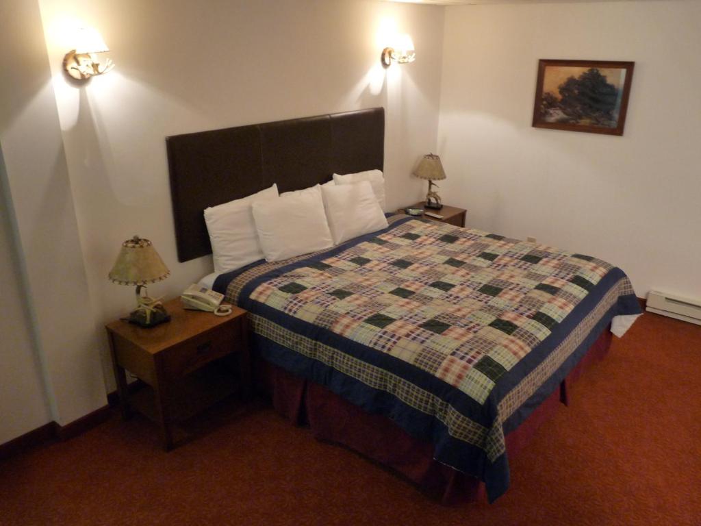 RiverBank Lodge - King Room