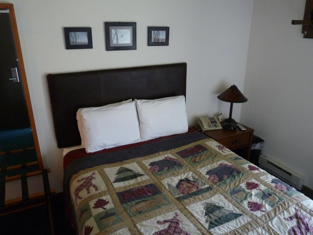 RiverBank Lodge - Budget Queen Room