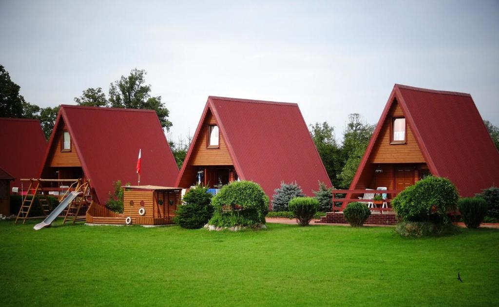 un grupo de cabañas con techos rojos en 7 Dziewczyn en Dźwirzyno