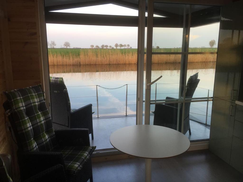 Posezení v ubytování Waterhut 1 Aduarderzijl