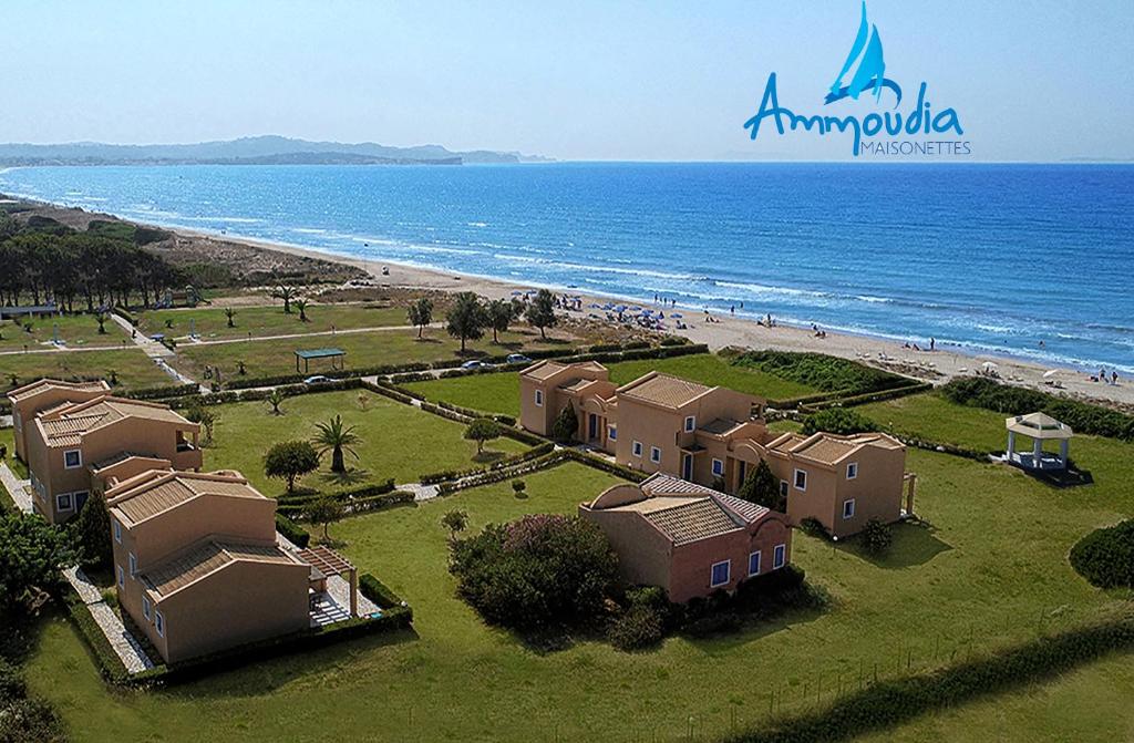 una vista aerea di una casa sulla spiaggia di Ammoudia Maisonettes ad Acharavi