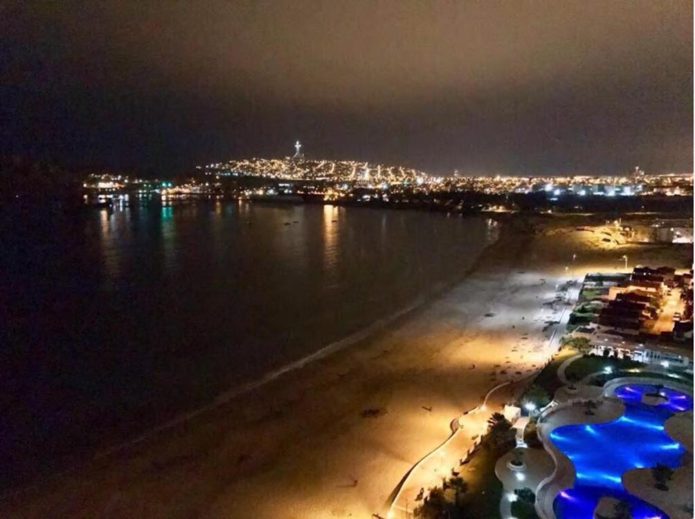 - Vistas a la playa por la noche y a la ciudad en Bahía horizonte, en Coquimbo