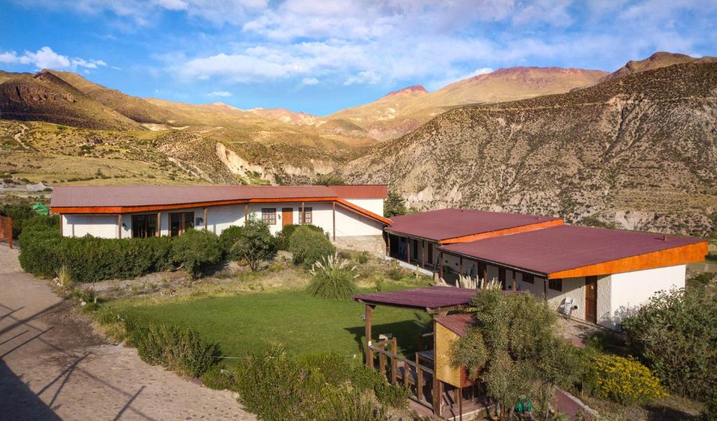 Terrace Lodge في بوتري: اطلالة جوية على بيت في الجبال