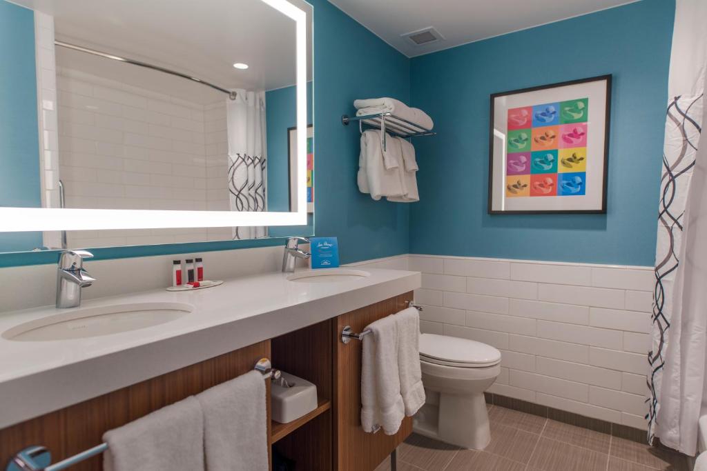Howard Johnson by Wyndham Anaheim Hotel & Water Playground - 2 Camas Queen, Vista De La Ciudad, Edificio 1, No Fumar