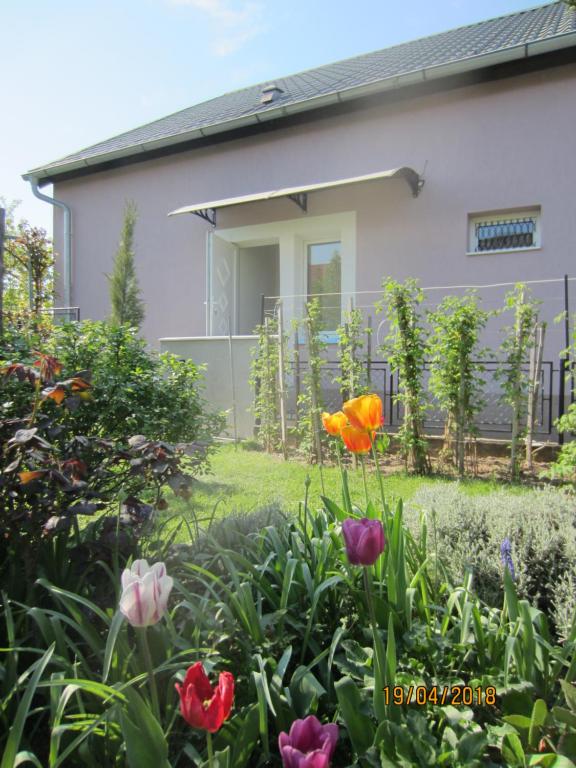 バラトンフレドにあるSweet Home Apartmanの家の前の花の庭園