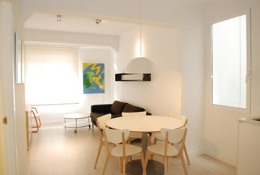 a dining room with a table and a couch at Vlc Apartaments el Carmen in Valencia