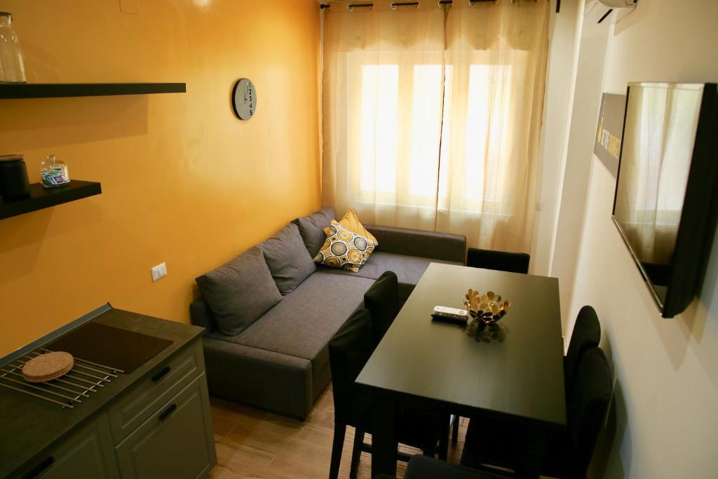 un piccolo soggiorno con divano e tavolo di Andolfi 24 Rooms a Pompei