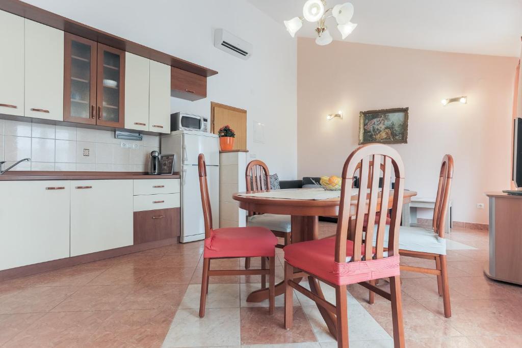 Apartments Goic - Comfort One Bedroom Apartment With Balcony