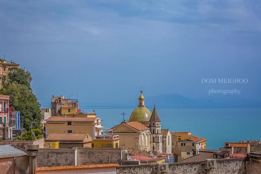 vista su una città con edifici di La Maison de mémé a Cetara