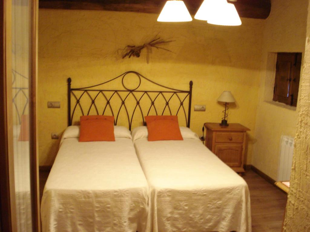 A bed or beds in a room at El Balcón de Mogarraz
