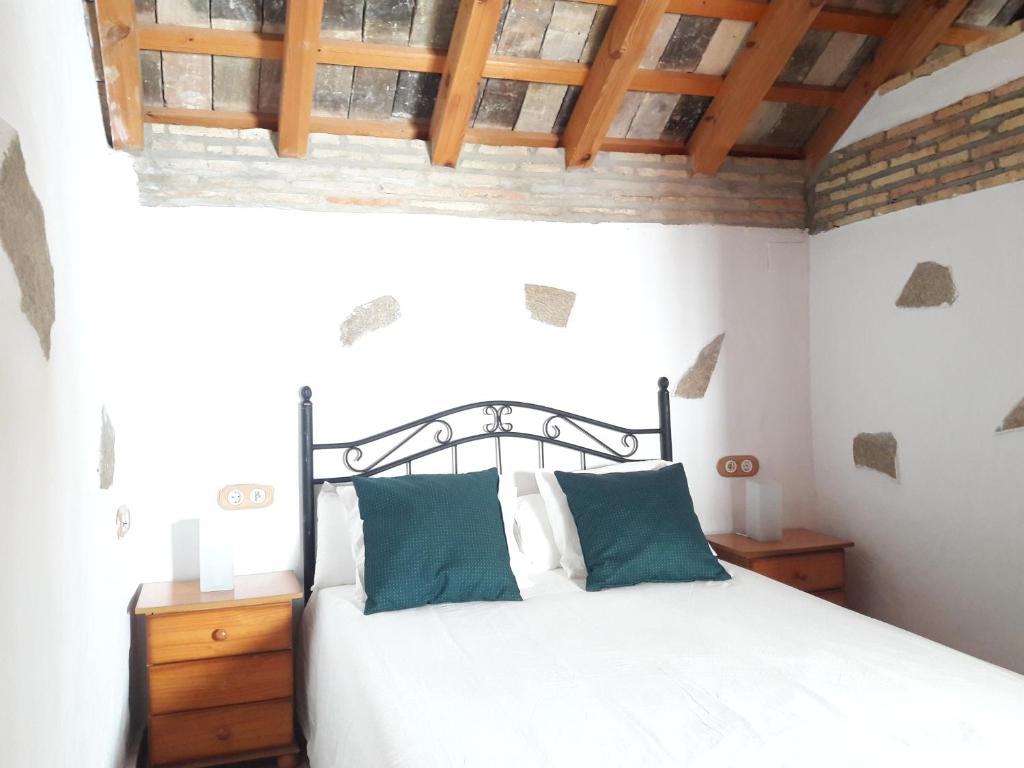 コニル・デ・ラ・フロンテーラにあるCH Apartmentsのベッドルーム(白いベッド、青い枕付)