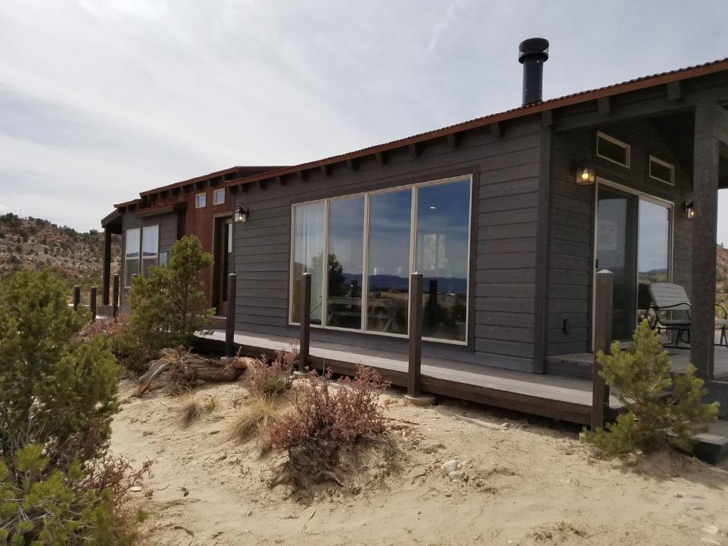 uma casa com grandes janelas no deserto em Escalante Cabins & RV Park em Escalante