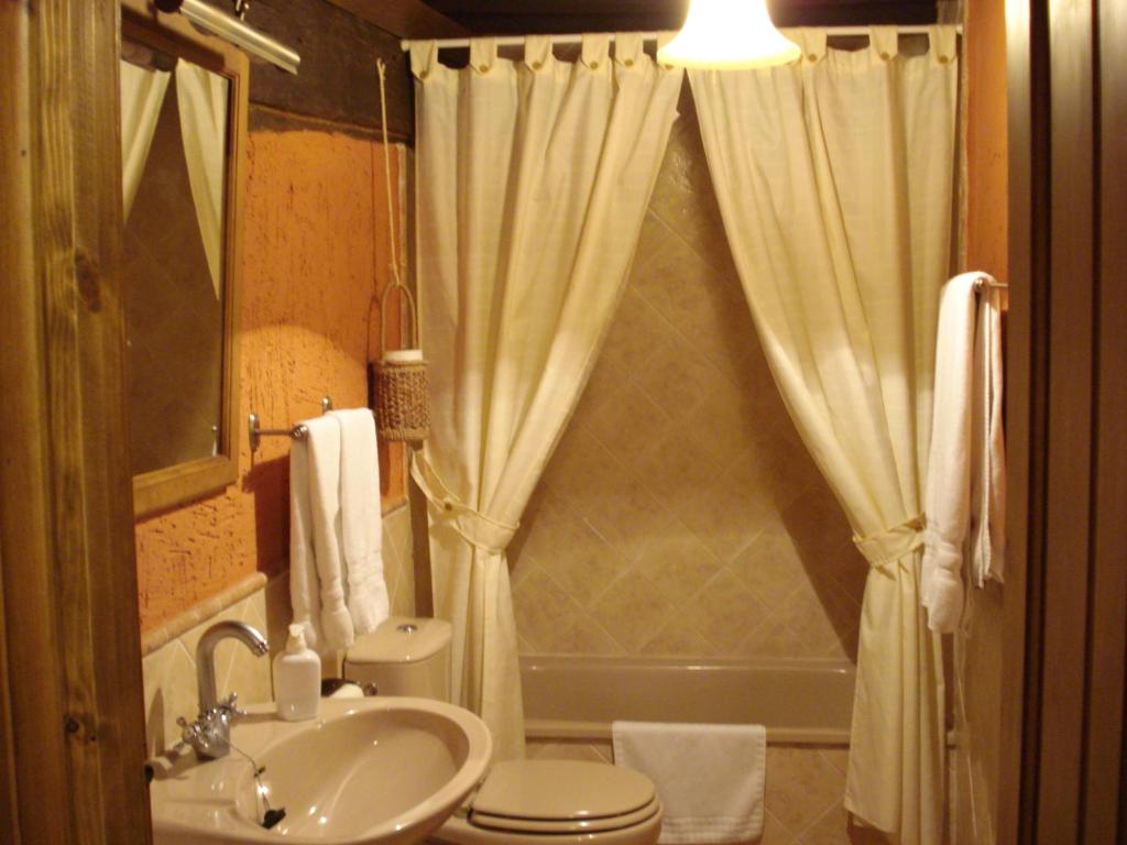 A bathroom at El Balcón de Mogarraz