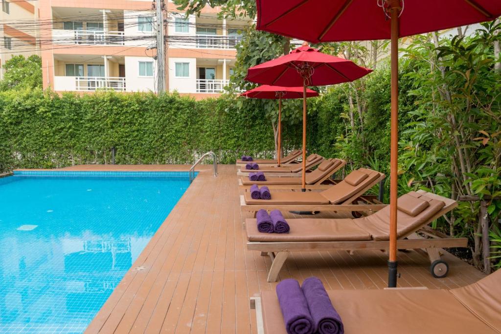 Golden Sea Pattaya - SHA Extra Plusの敷地内または近くにあるプール