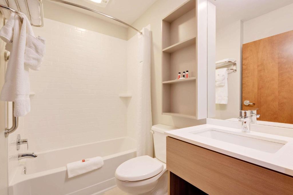Koupelna v ubytování Microtel Inn & Suites by Wyndham Clarion