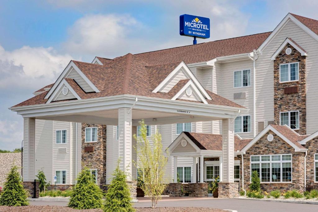克拉里恩的住宿－Microtel Inn & Suites by Wyndham Clarion， ⁇ 染旅馆,前面有标志