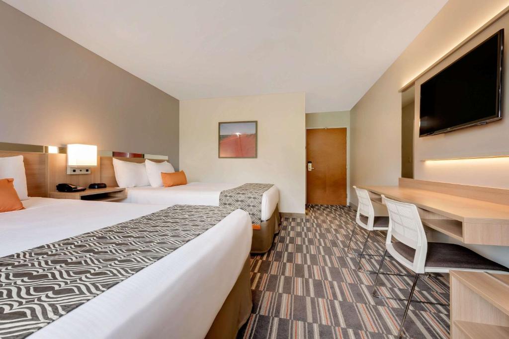 Postel nebo postele na pokoji v ubytování Microtel Inn & Suites by Wyndham Clarion
