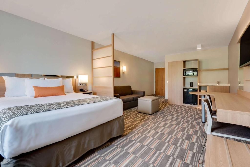 Postel nebo postele na pokoji v ubytování Microtel Inn & Suites by Wyndham Clarion