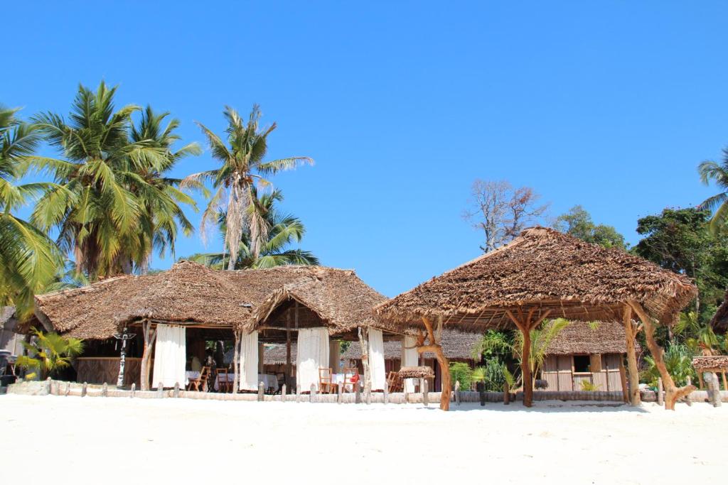 ośrodek wypoczynkowy na plaży z palmami w obiekcie Le Zahir de l'ile - Iranja na Nosy Be