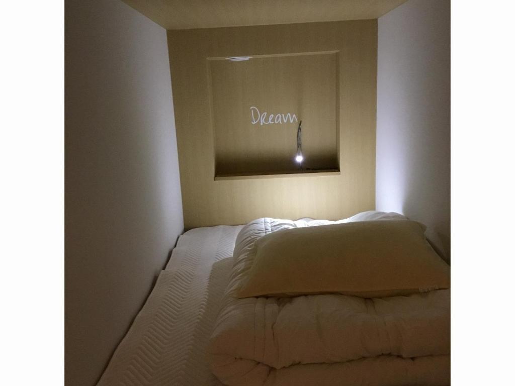 Postel nebo postele na pokoji v ubytování White Hostel Shinsaibashi