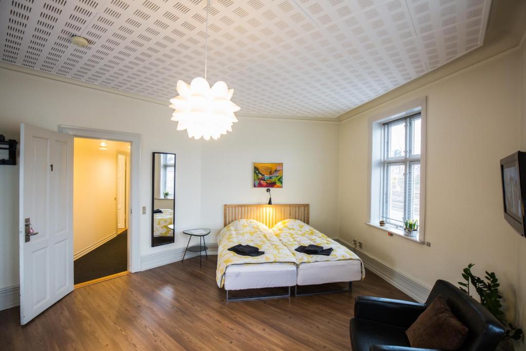 1 dormitorio con cama y lámpara de araña en Bed & Breakfast Holstebro, en Holstebro