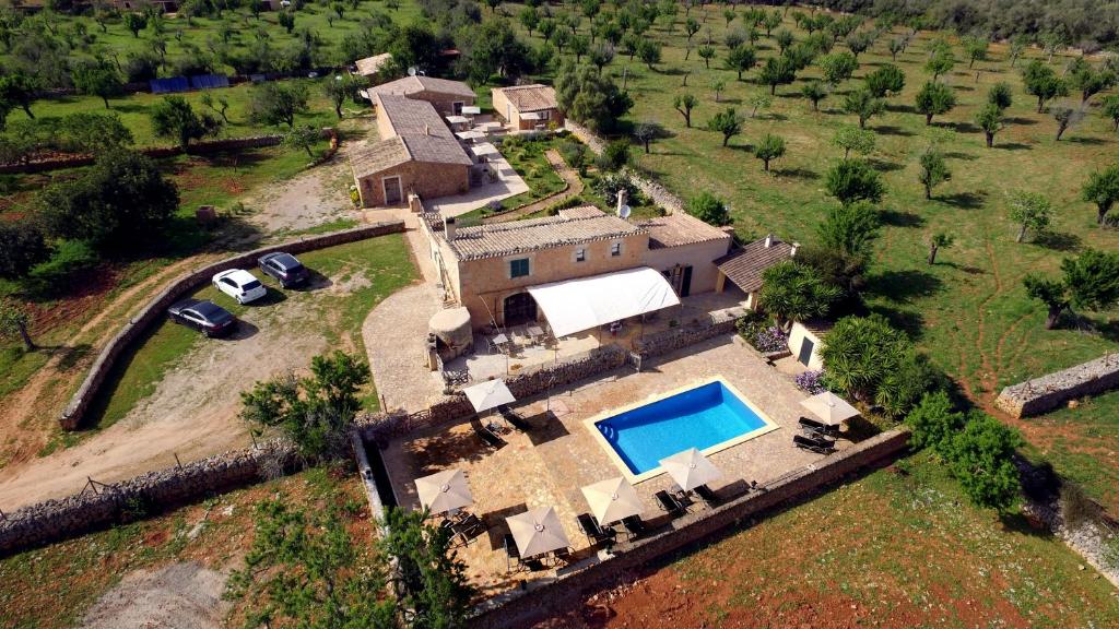 z góry widok na dom z basenem w obiekcie Can Porretí Agroturisme w mieście Lloret de Vistalegre