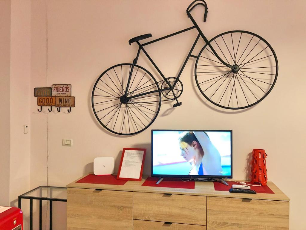 ボローニャにあるDecoriaLab Studioのテレビの上の壁掛け自転車
