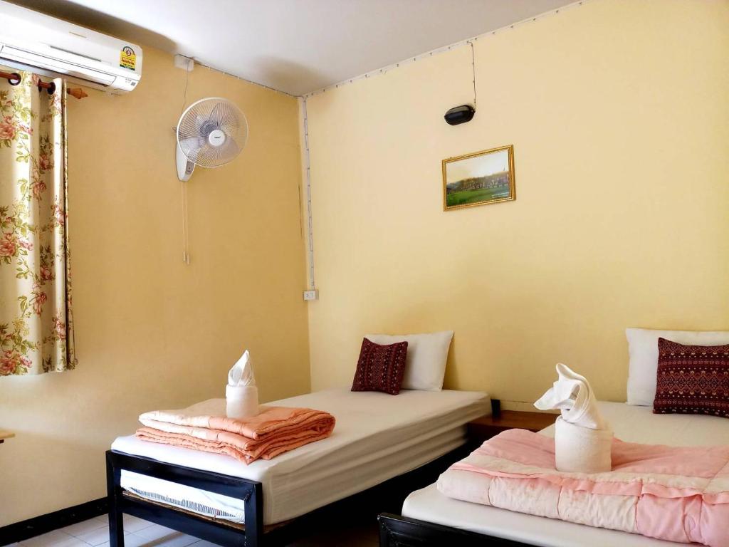 Postel nebo postele na pokoji v ubytování P.L.P Guesthouse - Mae Hong Son