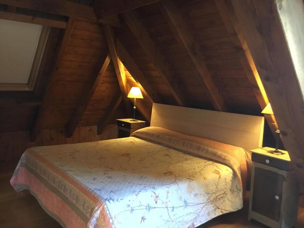 Postel nebo postele na pokoji v ubytování Casa Rural Roncesvalles