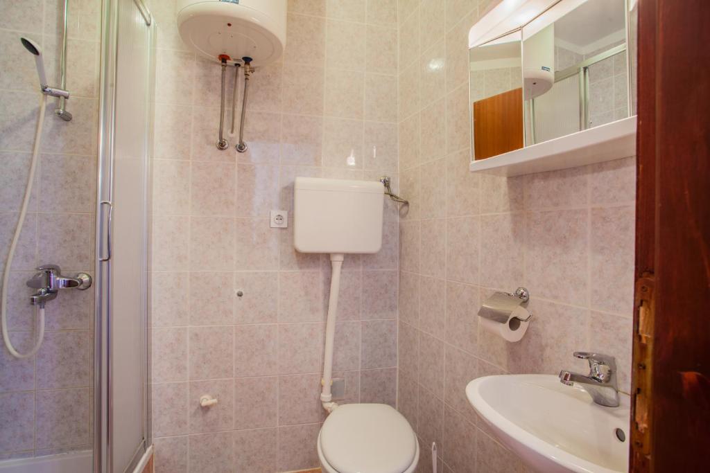 Koupelna v ubytování Apartments Dabović
