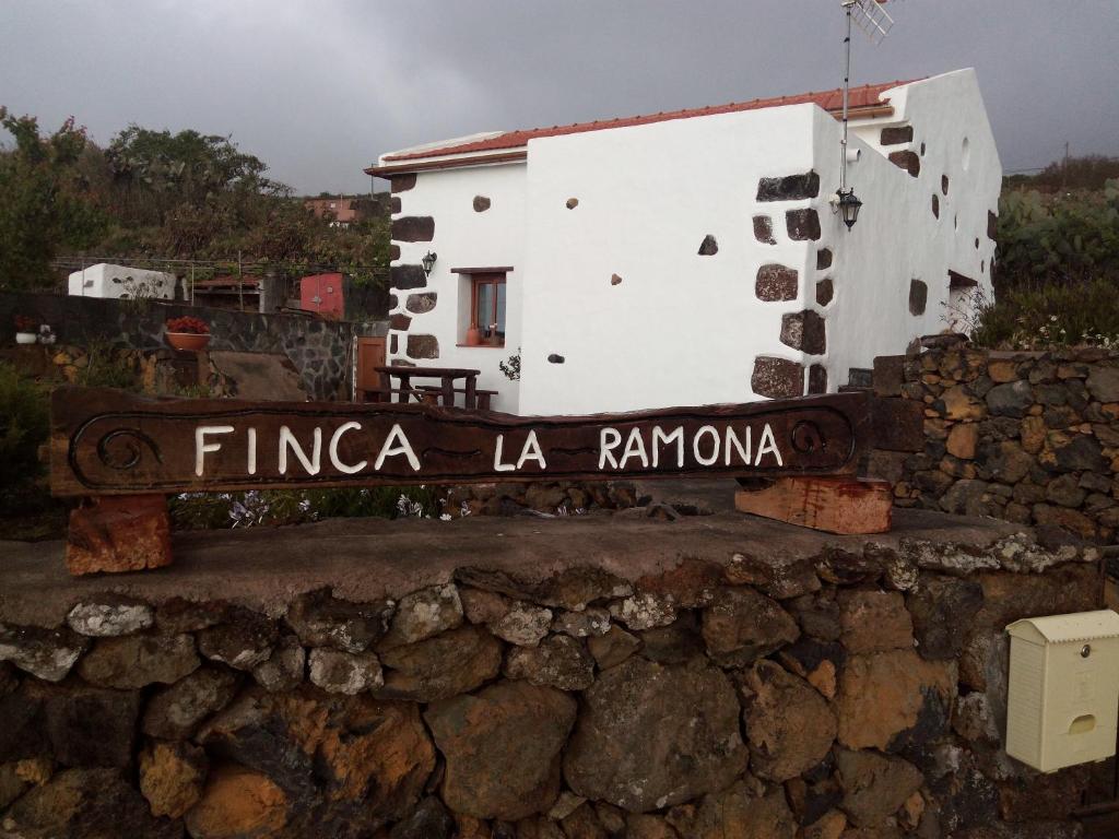 IsoraにあるFinca La Ramonaの白い建物前の看板