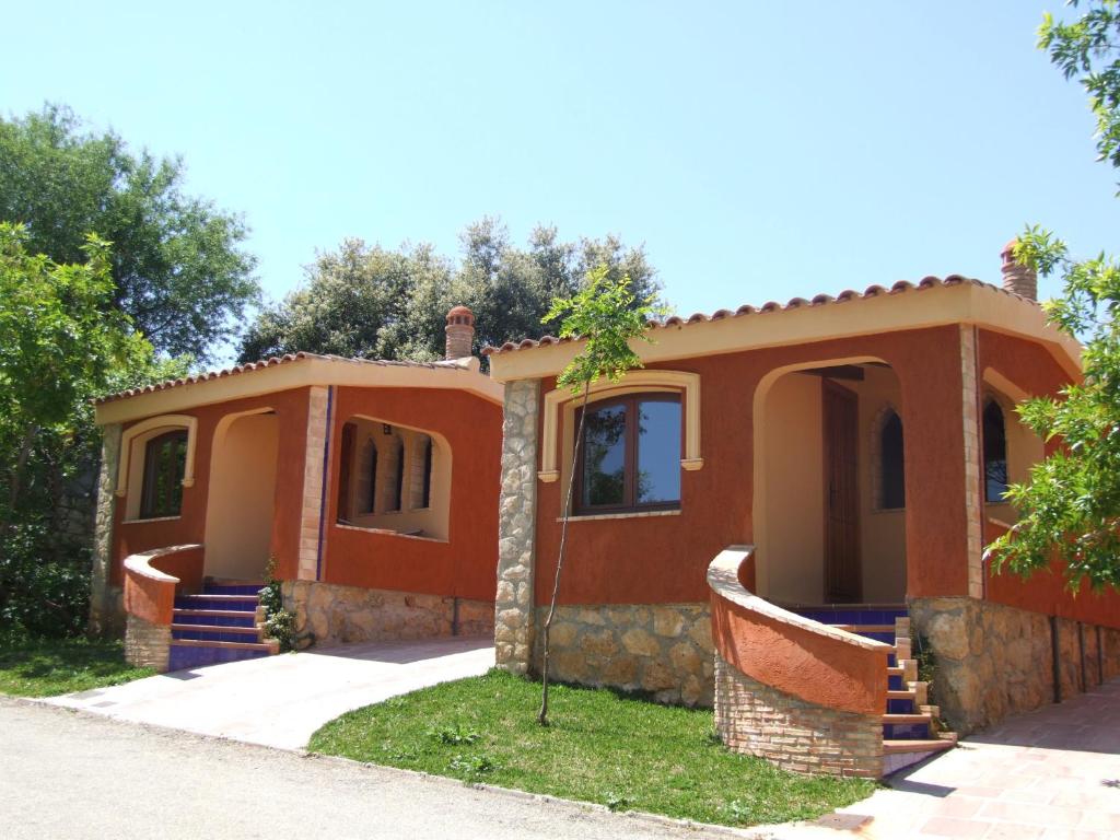 una casa pequeña con una naranja en Complejo Turistico El Sur, en Ronda