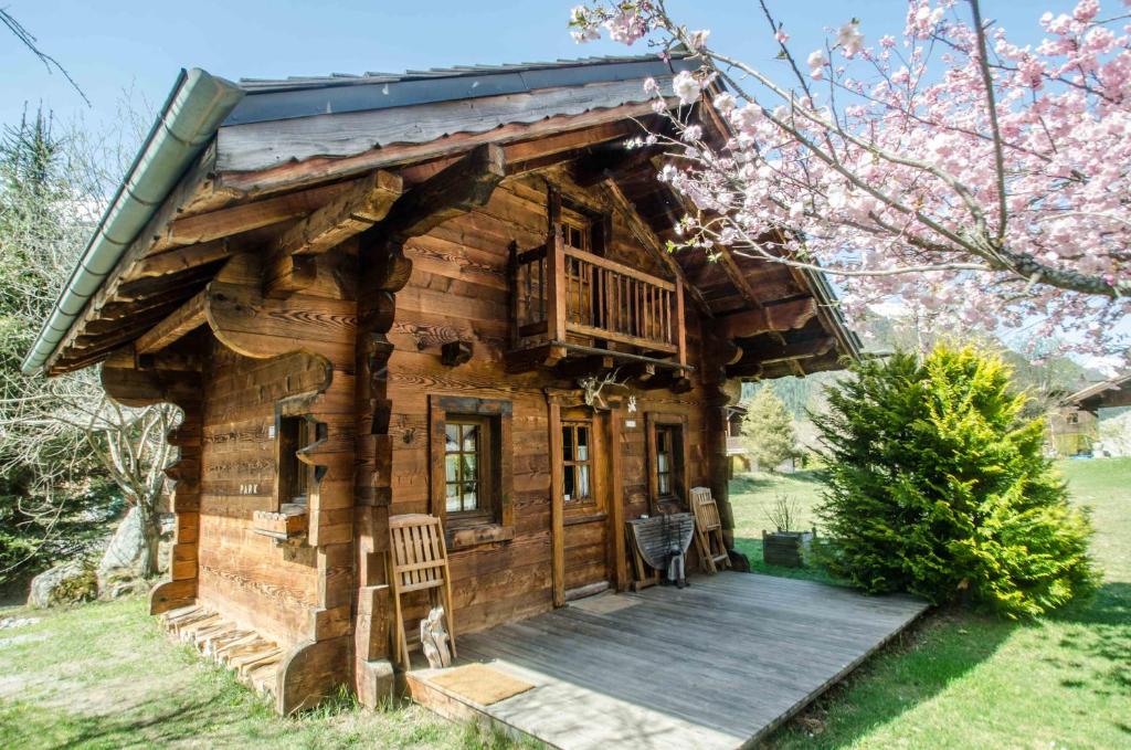 シャモニー・モンブランにあるChalet Sépiaのデッキとバルコニー付きのログキャビンです。